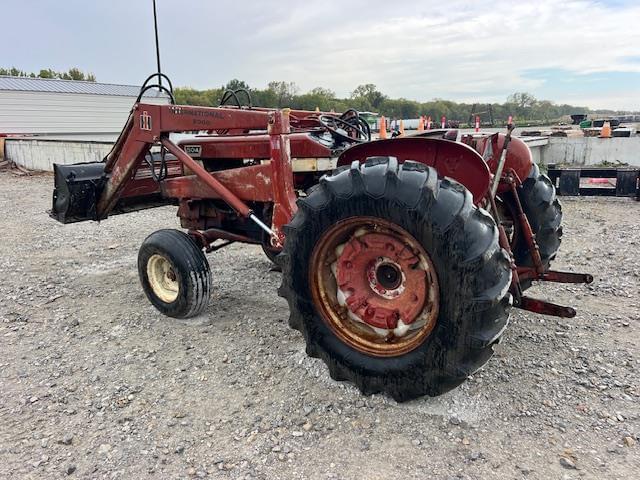 Image of International Harvester 504 equipment image 2