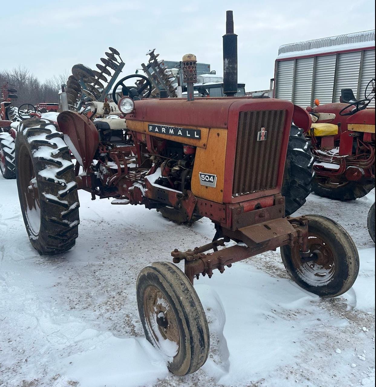 International Harvester 504 Equipment Image0