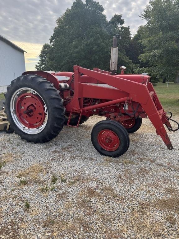 Image of International Harvester 504 equipment image 3
