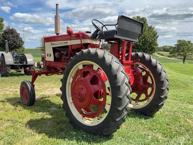 Image of International Harvester 504 equipment image 4