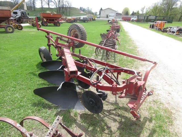 Image of International Harvester 535 equipment image 4