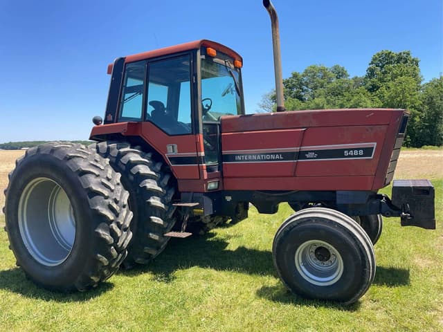 Image of International Harvester 5488 equipment image 1