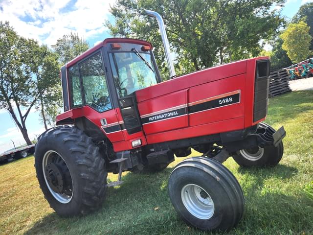 Image of International Harvester 5488 equipment image 3