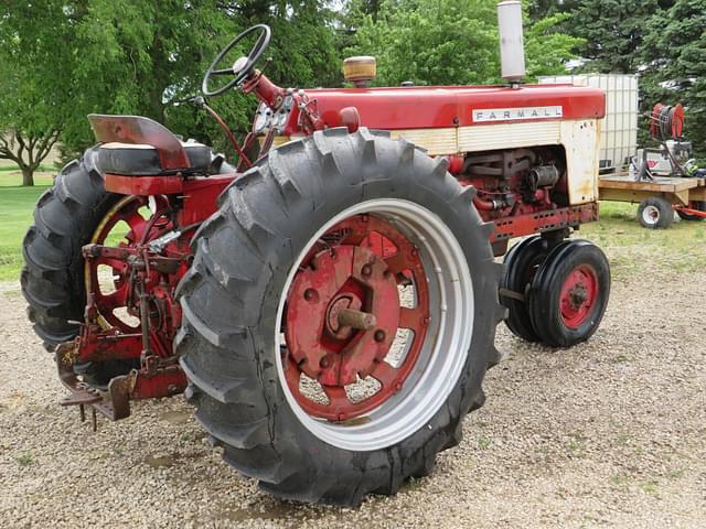 Image of International Harvester 560 equipment image 4