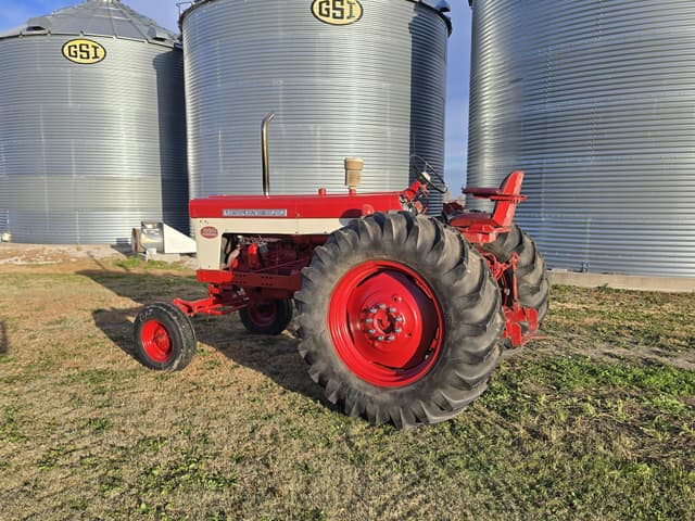 Image of International Harvester 560 equipment image 3