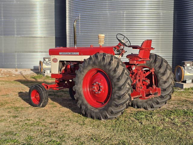 Image of International Harvester 560 equipment image 4