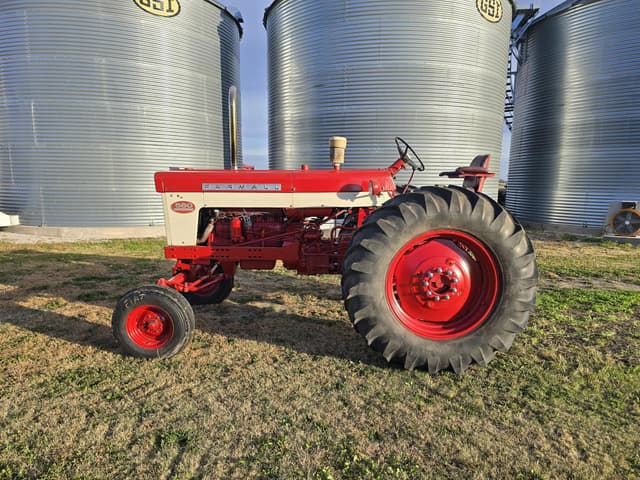 Image of International Harvester 560 equipment image 2