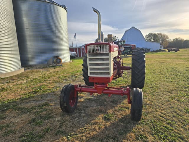 Image of International Harvester 560 equipment image 1
