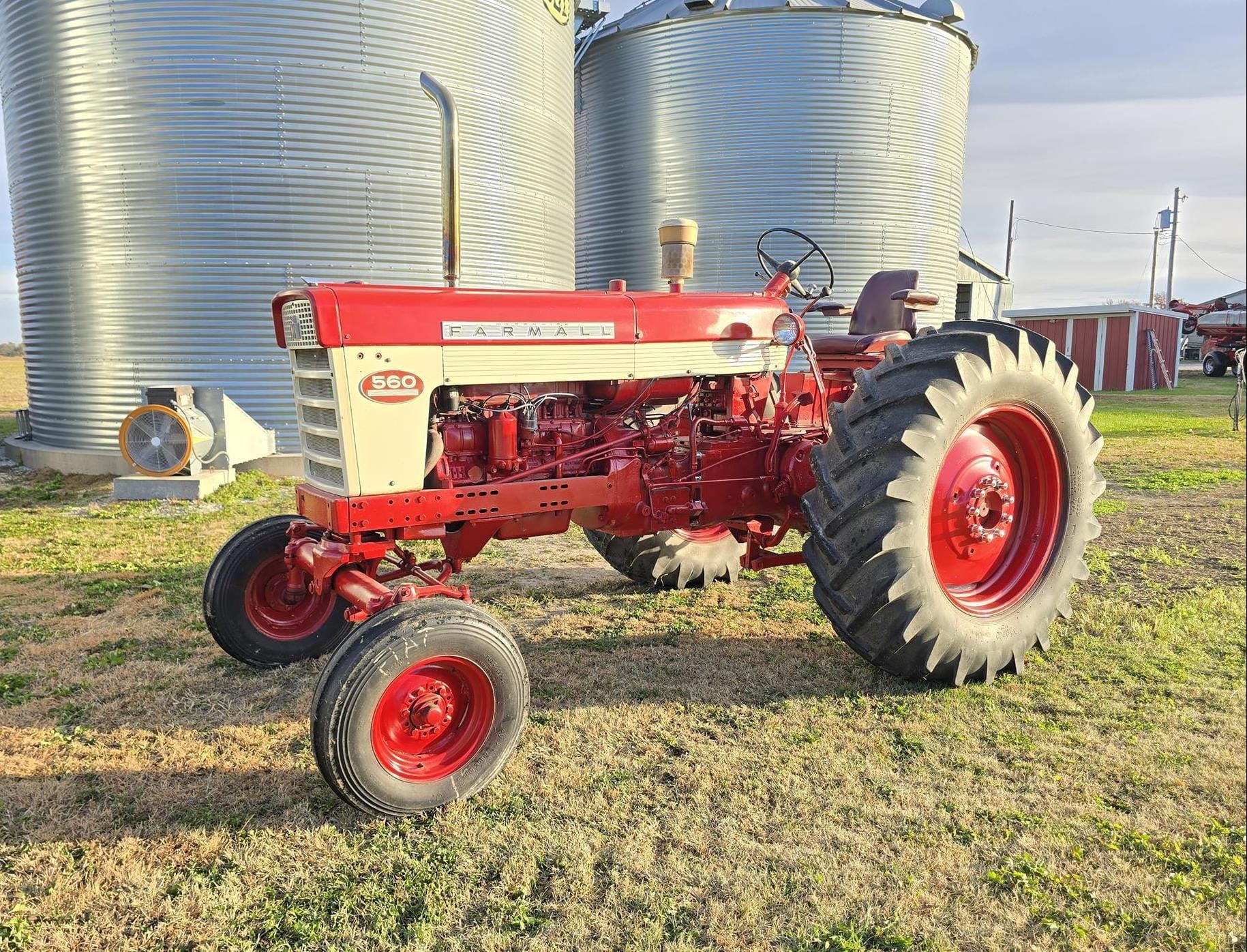 International Harvester 560 Equipment Image0