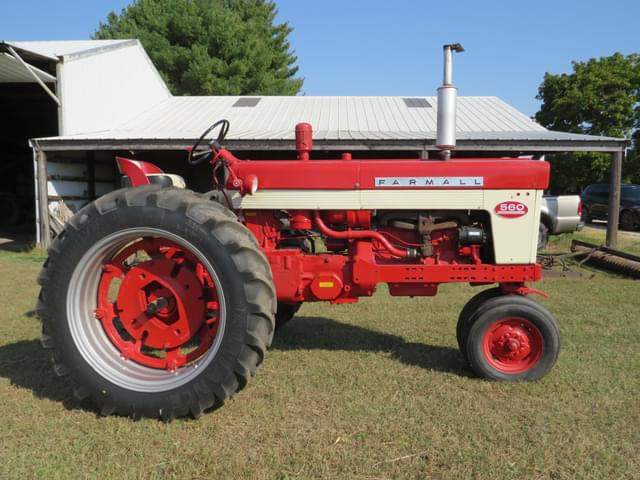 Image of International Harvester 560 equipment image 2