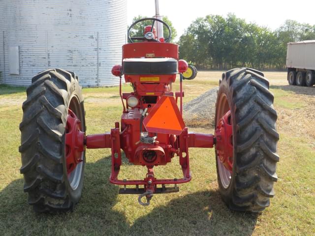 Image of International Harvester 560 equipment image 4