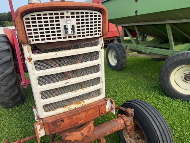 Image of International Harvester 560 equipment image 1