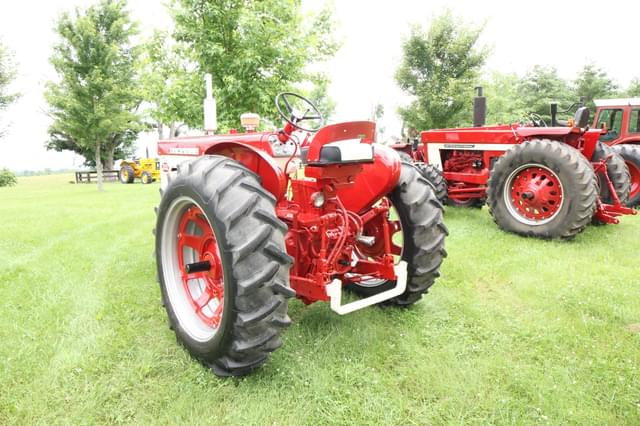 Image of International Harvester 560 equipment image 4
