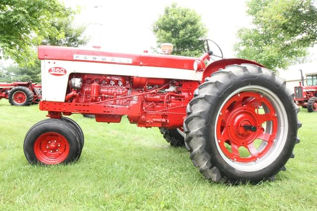 Image of International Harvester 560 equipment image 3