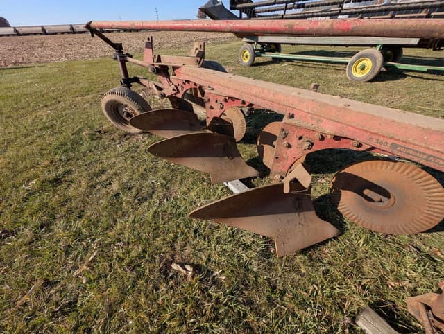 Image of International Harvester 560 equipment image 1