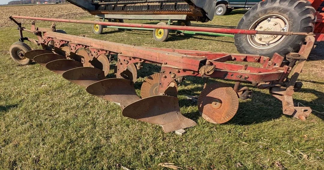 Image of International Harvester 560 Primary image