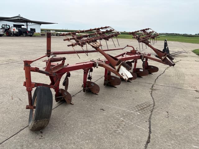 Image of International Harvester 560 equipment image 2