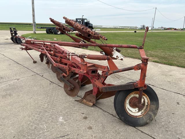 Image of International Harvester 560 equipment image 1