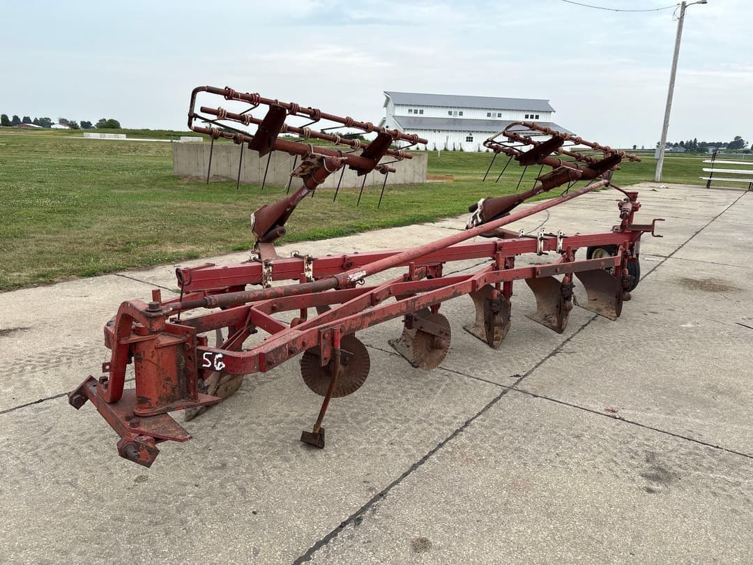 Image of International Harvester 560 Primary image