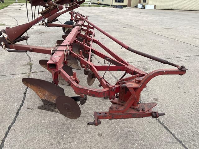Image of International Harvester 560 equipment image 4