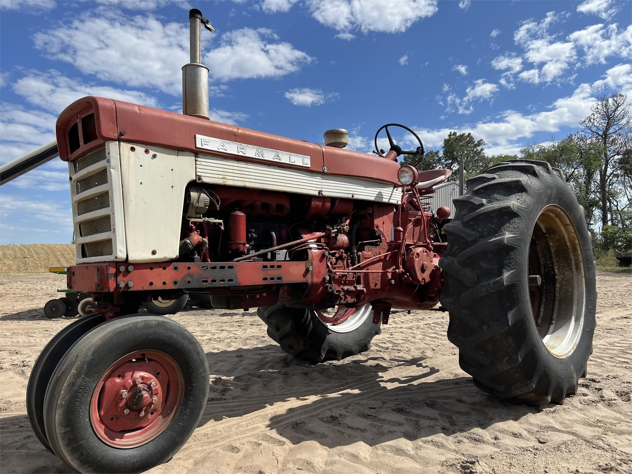 Main image International Harvester 560