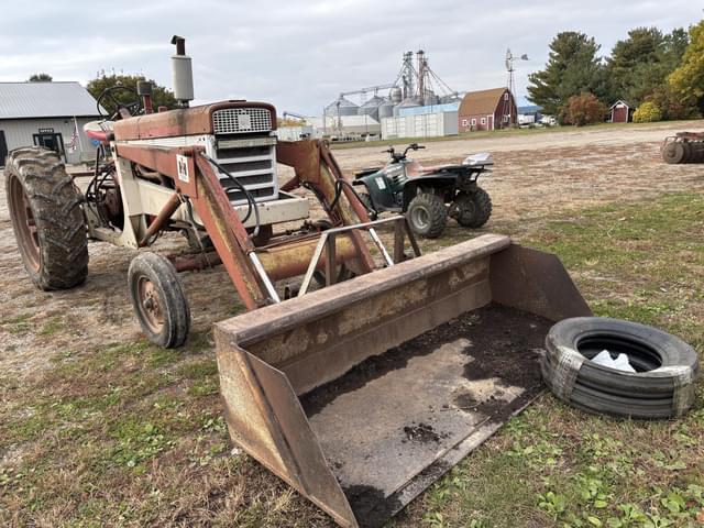 Image of International Harvester 560 equipment image 1