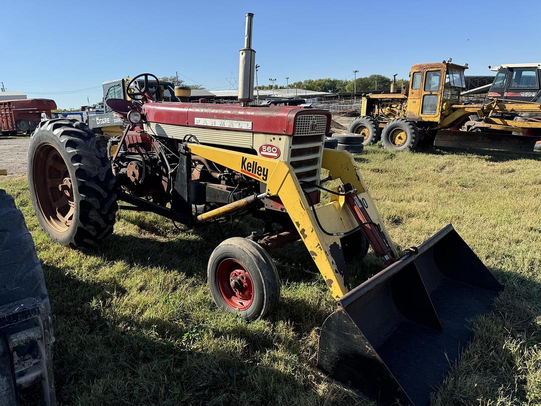 Image of International Harvester 560 Image 1