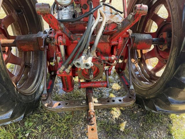 Image of International Harvester 560 equipment image 4
