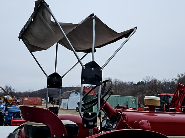 Image of International Harvester 560 equipment image 3