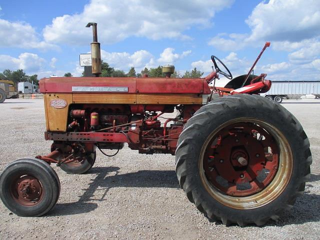 Image of International Harvester 560 equipment image 1