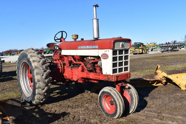 Image of International Harvester 560 equipment image 1
