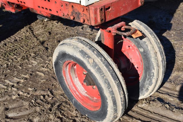 Image of International Harvester 560 equipment image 4