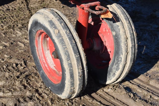Image of International Harvester 560 equipment image 4