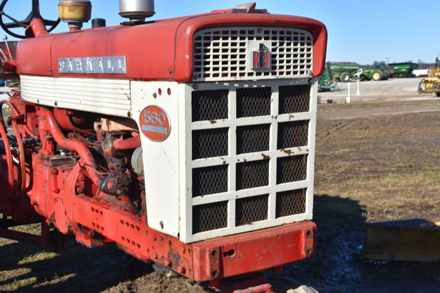 Image of International Harvester 560 equipment image 3