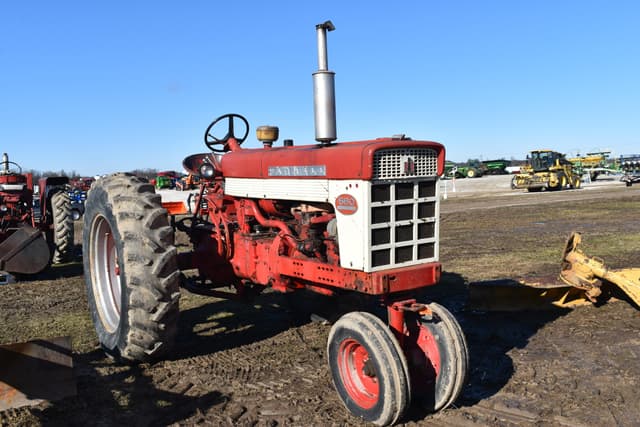 Image of International Harvester 560 equipment image 1