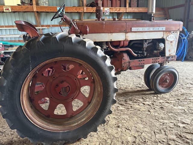 Image of Farmall 560 equipment image 3
