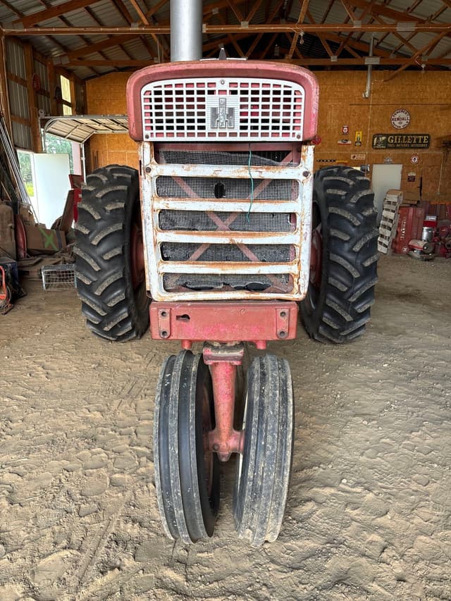 Image of Farmall 560 equipment image 1