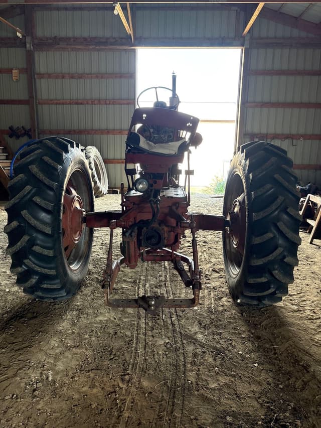 Image of Farmall 560 equipment image 4