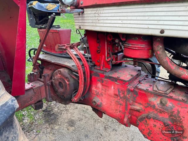 Image of International Harvester 560 equipment image 4