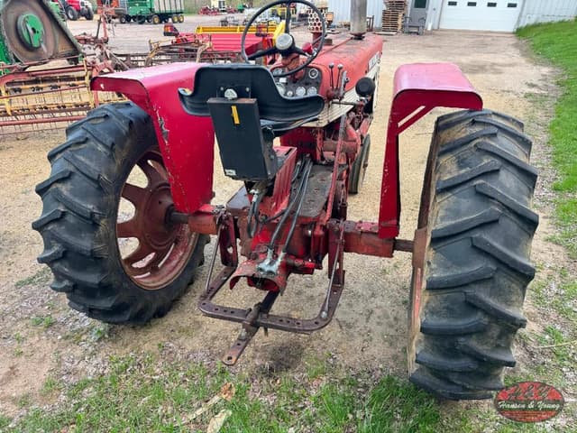 Image of International Harvester 560 equipment image 3
