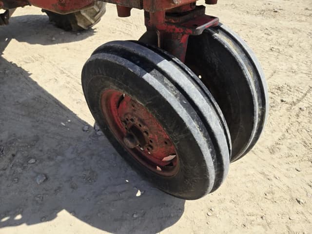 Image of Farmall 560  equipment image 3