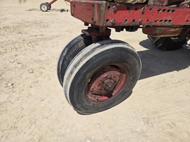 Image of Farmall 560  equipment image 4