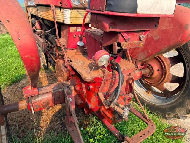 Image of International Harvester 560 equipment image 3