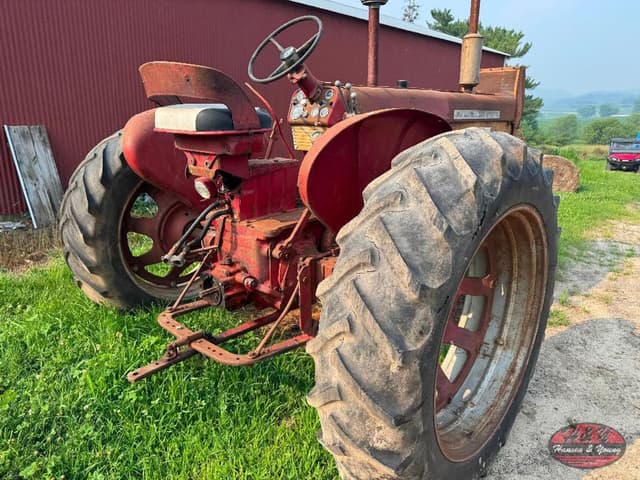 Image of International Harvester 560 equipment image 1