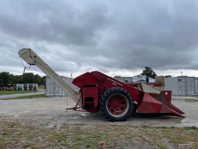 Image of International Harvester 560 equipment image 1