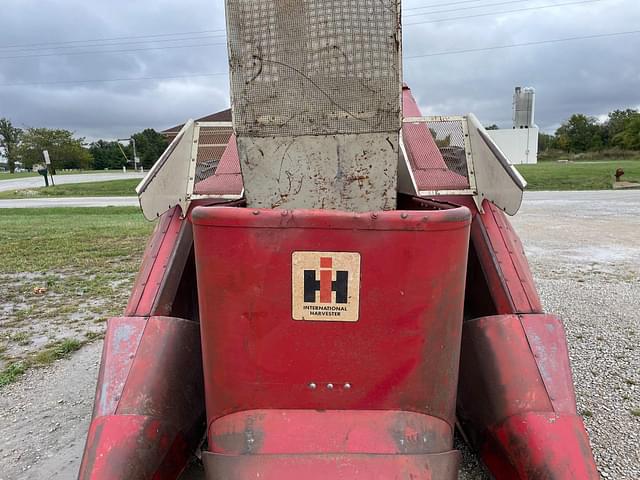 Image of International Harvester 560 equipment image 4