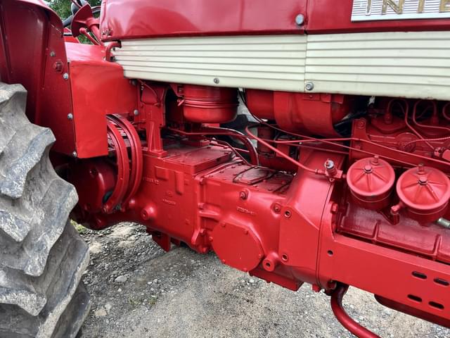 Image of International Harvester 560 equipment image 3