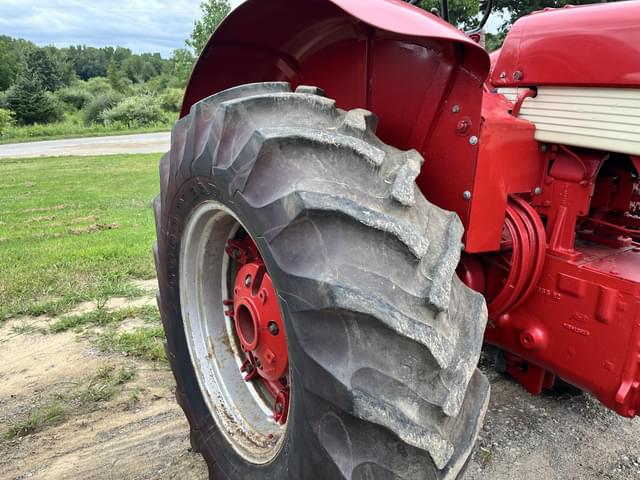 Image of International Harvester 560 equipment image 4
