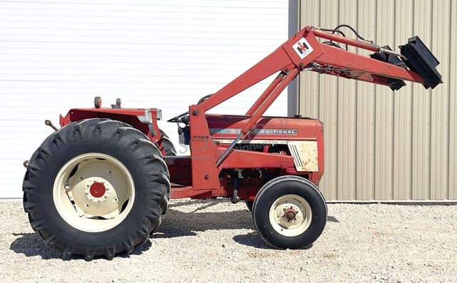 Image of International Harvester 574 equipment image 4