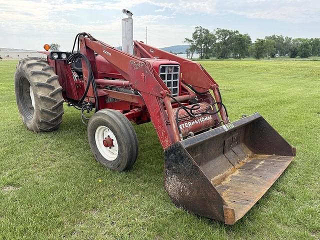 Image of International Harvester 574 equipment image 2